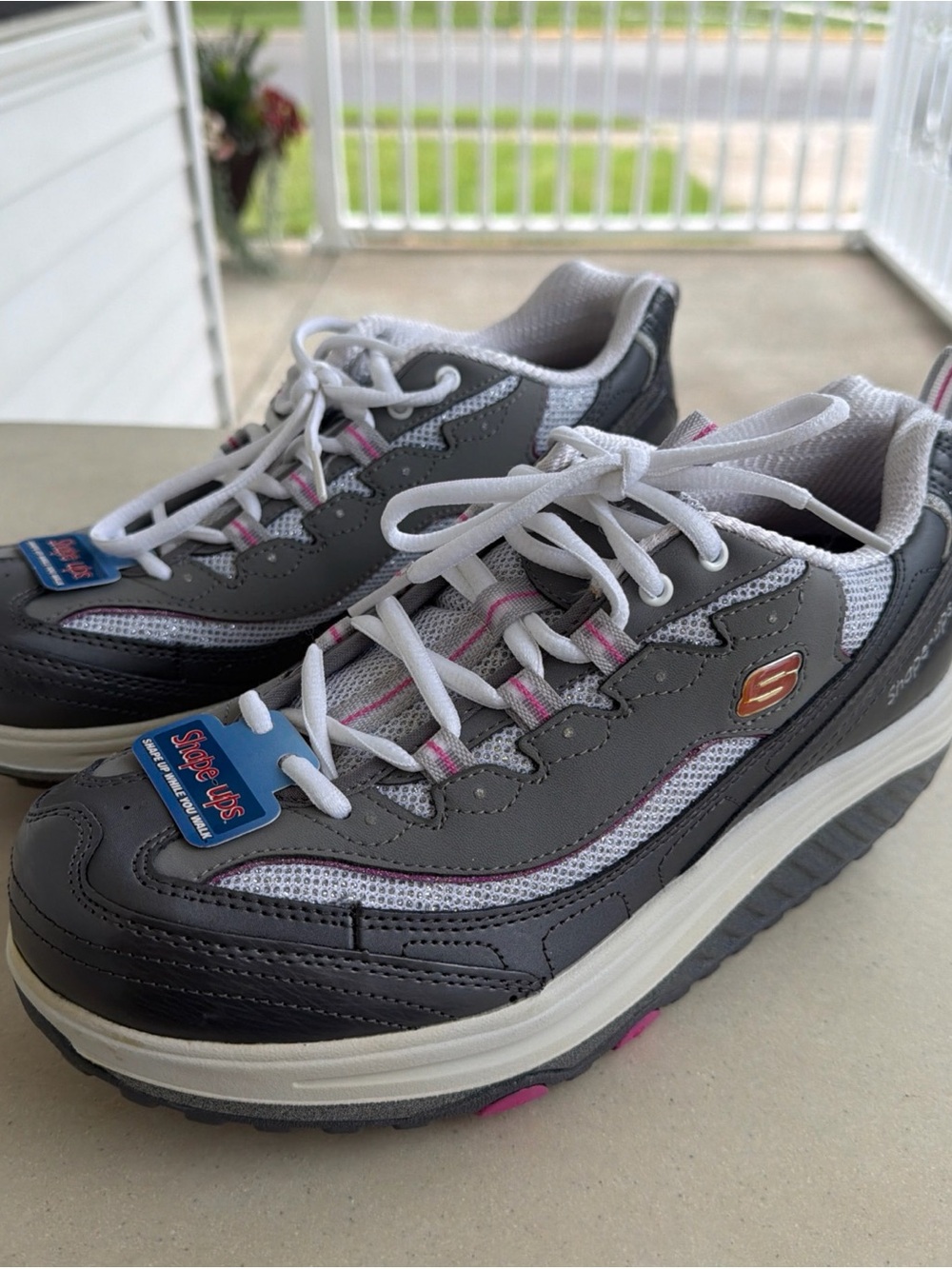 Skechers Shape-Ups Rockin' Out women's sneakers Size 10 NEW